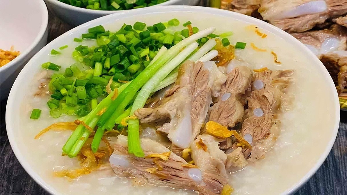 Cháo sườn sụn có thể dùng kèm bánh quẩy để tăng hương vị